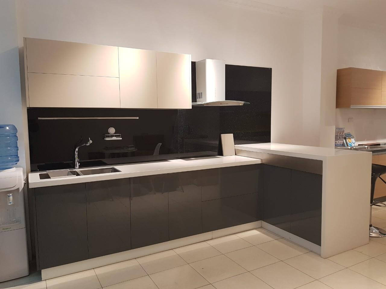 Với những không gian bếp nhỏ hẹp thì thiết kế tủ bếp cần tối giản nhưng đáp ứng các công năng cần thiết cho gia chủ Thiết kế tủ bếp đẹp