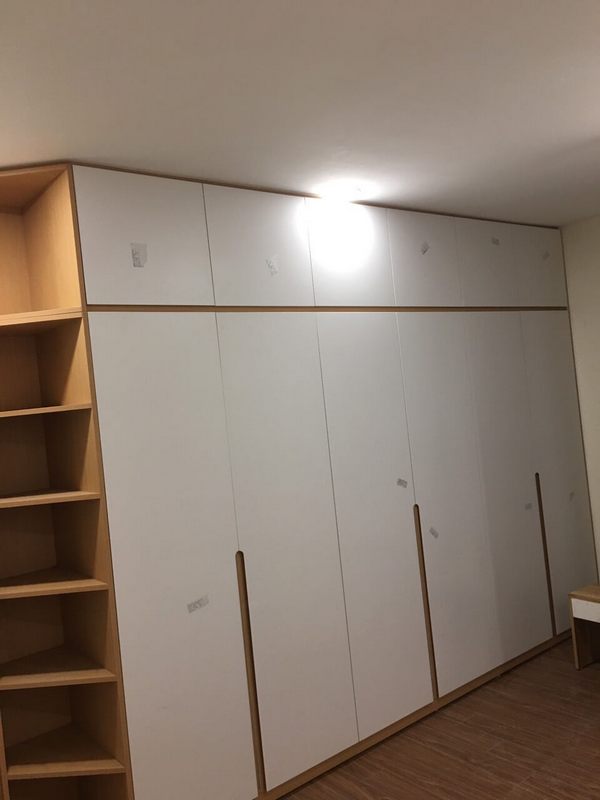 Tủ áo cao cấp có ngăn phụ bên hông, chiều cao kịch trần tận dụng tối đa chiều cao phòng, tận dụng không gian triệt để